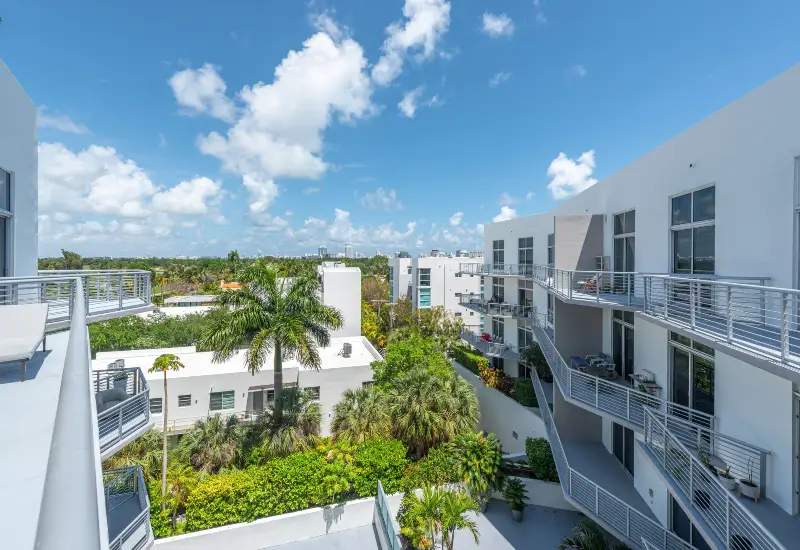 Buildings with flat roofs in Florida